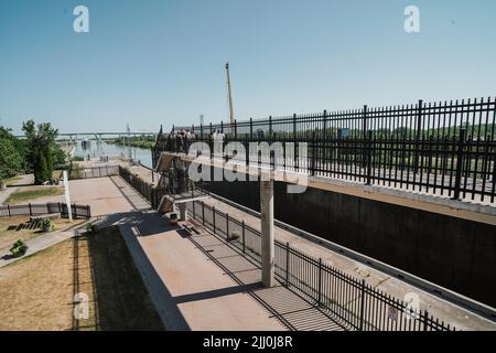 Les visiteurs se sont rassemblés à un pont d'observation pour observer un cargo sur le canal welland entrer dans une écluse Banque D'Images