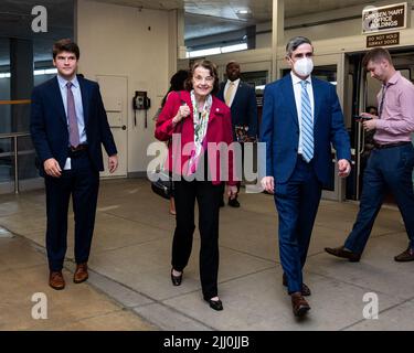 Washington, États-Unis. 21st juillet 2022. Le sénateur américain Dianne Feinstein (D-CA) près du métro du Sénat. Crédit : SOPA Images Limited/Alamy Live News Banque D'Images