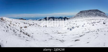Une chute de neige rare près du sumit du cratère de Haleakala dans le parc national de Haleakala, volcan dormant de Maui, Hawaï. Quatre fichiers d'image ont été combinés pour cela Banque D'Images