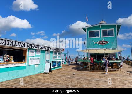 Catalina divers et Fish and chips sur Avalon Pier Banque D'Images