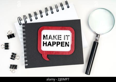 Concept d'entreprise. Il y a une loupe, un bloc-notes et un panneau sur la table - FAITES-LE SE PRODUIRE Banque D'Images