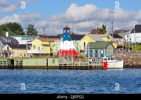 Chéticamp, Canada - 31 juillet 2010 : le phare emblématique du port de Chéticamp peint dans la conception du drapeau acadien sur le sentier Cabot au Cap-Breton Banque D'Images