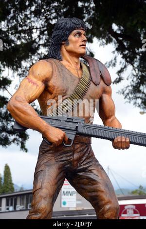 Une statue en bois montrant le personnage John Rambo, joué par Sylvester Stallone, des films First Blood/Rambo, à Hope, Colombie-Britannique, Canada. Banque D'Images