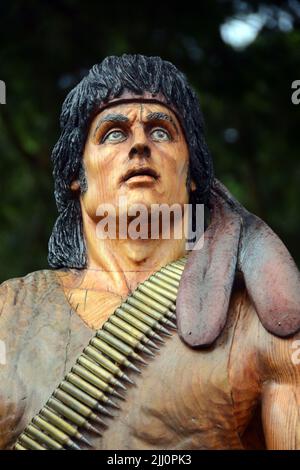 Une statue en bois montrant le personnage John Rambo, joué par Sylvester Stallone, des films First Blood/Rambo, à Hope, Colombie-Britannique, Canada. Banque D'Images