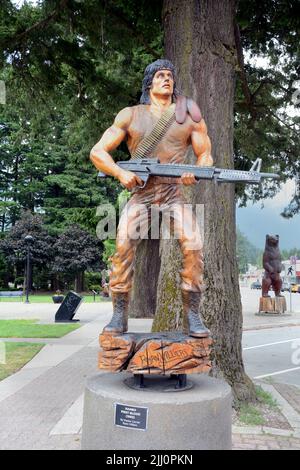 Une statue en bois montrant le personnage John Rambo, joué par Sylvester Stallone, des films First Blood/Rambo, à Hope, Colombie-Britannique, Canada. Banque D'Images