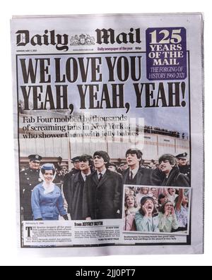 Une reproduction du titre du Daily Mail de 8 février 1964 sur les Beatles arrivant à New York Banque D'Images