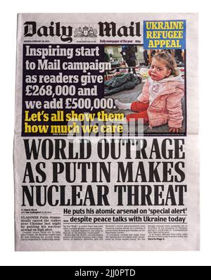 Un Daily Mail du 28th février 2022 sur l'invasion russe de l'Ukraine avec le titre World outrage as Putin Till Nuclear T. Banque D'Images