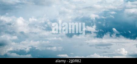 Fond bleu gris nuages, ciel spectaculaire, beau paysage de nuages, grande taille de bannière Banque D'Images