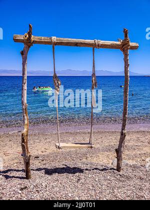 Cute Swing sur l'incroyable Seashore à Ras Shitan, Dahab, Taba, Sinaï, Egypte Banque D'Images