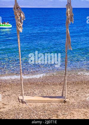 Cute Swing sur l'incroyable Seashore à Ras Shitan, Dahab, Taba, Sinaï, Egypte Banque D'Images