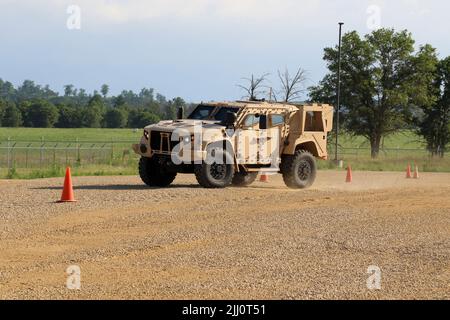 Les soldats du bataillon des affaires civiles de 492nd apprennent à connaître le véhicule tactique de la lumière interarmées au cours d'un cours d'entraînement de quatre jours à fort McCoy, Wisconsin, 20 juillet 2022. Au cours de cette partie de l'entraînement, ces soldats de la Réserve de l'Armée de terre suivent un parcours d'obstacles en apprenant comment le véhicule se manipule dans différentes situations. (É.-U. Photo de la réserve de l'armée par Zach Mott, 88th Readiness Division) Banque D'Images