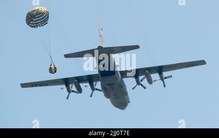 Des aviateurs du 96th e Escadron de transport aérien et du 27th e Escadron de port aérien effectuent des dépôts dans la zone de chute de Warrens à fort McCoy, Wisconsin, 29 juin 2022. Les unités font partie de la 934th Airlift Wing, à la gare de réserve aérienne mixte de Minneapolis-St Paul, au Minnesota, qui exploite des avions C-130 Hercules. Banque D'Images