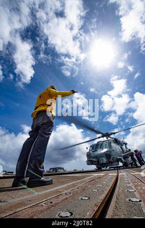 220720-N-DK460-2241 OCÉAN PACIFIQUE (20 juillet 2022) le compagnon 3rd de classe Jaden dirige un chasseur de mer MH-60R, affecté aux « Easyriders » de l'escadron de frappe maritime d'hélicoptère (HSM) 37, sur le pont de vol du destroyer de missile guidé de classe Arleigh Burke USS Chafe (DDG 90), au départ de la base conjointe de Pearl Harbor d'Hawaï, à Hawaï, à Pearl-Hickam Pendant la côte du Pacifique (RIMPAC) 2022. Vingt-six nations, 38 navires, trois sous-marins, plus de 170 avions et 25 000 membres du personnel participent au RIMPAC de 29 juin au 4 août dans les îles hawaïennes et dans le sud de la Californie. Le monde l Banque D'Images