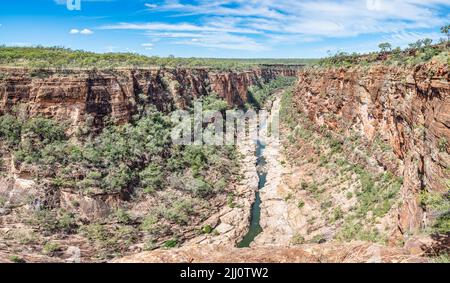 Une vue spectaculaire et épique le long de Porcupine Creek dans le grès spectaculaire et accidenté de Porcupine gorge dans l'ouest du Queensland, en Australie. Banque D'Images