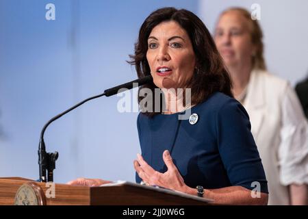 New York, New York, États-Unis. 21st juillet 2022. La gouverneure Kathy Hochul parle lors de la réunion d’information avec le maire Eric Adams pour annoncer la candidature de la ville pour accueillir le Congrès national démocratique au Centre Jacob Javits. (Credit image: © Lev Radin/Pacific Press via ZUMA Press Wire) Banque D'Images