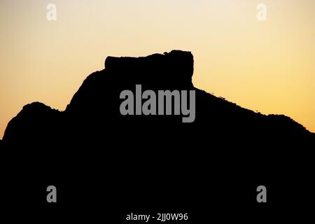 Silhouette de la pierre de gavea avec un beau ciel de coucher de soleil à Rio de Janeiro. Banque D'Images