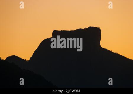 Silhouette de la pierre de gavea avec un beau ciel de coucher de soleil à Rio de Janeiro. Banque D'Images