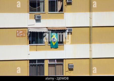 Drapeau brésilien dans la fenêtre d'un bâtiment dans le quartier de Leblon à Rio de Janeiro. Banque D'Images