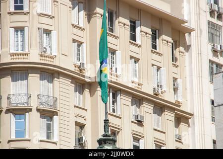 drapeau brésilien avec un bâtiment en arrière-plan à Rio de Janeiro. Banque D'Images