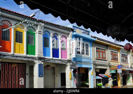 Boutiques chinoises-portugaises traditionnelles colorées dans Thalang Road dans la vieille ville (Chinatown) de Phuket Town (Phuket City), Phuket, Thaïlande Banque D'Images