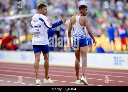2022-07-22 03:37:47 EUGENE - Benjamin Compaore et Enzo Hodebar (FRA) en action pendant la triple qualification de saut le septième jour des Championnats du monde d'athlétisme au stade Hayward Field. ANP ROBIN VAN LONKHUIJSEN pays-bas sortie - belgique sortie Banque D'Images