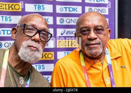 Eugene, États-Unis. 15th juillet 2022. Le champion olympique Tommie C. Smith (r) et John Carlos, qui ont remporté le bronze aux Jeux olympiques de Mexico en 1968, siègent à une conférence de presse. Protestant sur le podium, ils sont des icônes du mouvement américain des droits civils et des voix respectées dans la lutte contre le racisme. Credit: Maximilian Haupt/dpa/Alay Live News Banque D'Images