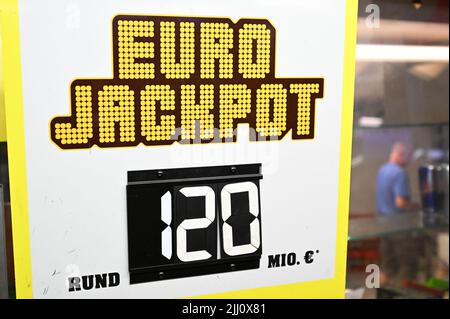 Stuttgart, Allemagne. 21st juillet 2022. Un panneau d'affichage pour le jeu de hasard du jackpot d'euro se trouve à une billetterie. Pour la première fois, l'Eurojackpot vaut 120 millions d'euros. Credit: Bernd Weißbrod/dpa/Alay Live News Banque D'Images