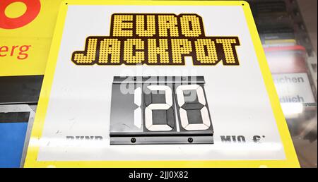 Stuttgart, Allemagne. 21st juillet 2022. Un panneau d'affichage pour le jeu de hasard du jackpot d'euro se trouve à une billetterie. Pour la première fois, l'Eurojackpot vaut 120 millions d'euros. Credit: Bernd Weißbrod/dpa/Alay Live News Banque D'Images