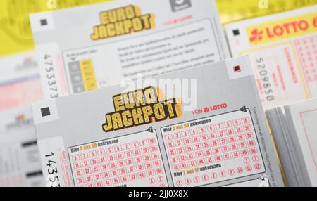 Stuttgart, Allemagne. 21st juillet 2022. Les billets pour le jeu de hasard Euro Jackpot sont à un point de collecte. Pour la première fois, l'Eurojackpot vaut 120 millions d'euros. Credit: Bernd Weißbrod/dpa/Alay Live News Banque D'Images