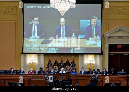 Washington, États-Unis. 21st juillet 2022. Eugene Scalia, ancien secrétaire américain du travail, Center, a été affiché à l'écran lors d'une audition du comité spécial chargé d'enquêter sur l'attaque de 6 janvier sur le Capitole des États-Unis à Washington, DC, Etats-Unis, jeudi, 21 juillet, 2022. Les 187 minutes d'inaction de l'ancien président Donald Trump alors qu'une foule armée attaquait le Capitole des États-Unis seront au centre de la deuxième audience de premier plan par le comité de la Chambre des représentants qui enquêtera sur l'insurrection du 6 janvier 2021. (Photo par Al Drago/Pool/Sipa USA) crédit: SIPA USA/Alay Live News Banque D'Images