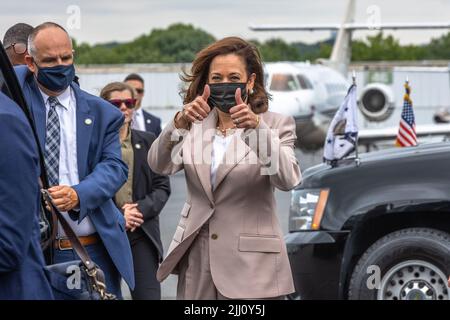 Charlotte NC, jeudi 21 juillet 2022. Kamala Harris, vice-présidente des États-Unis, arrive à Charlotte en Caroline du Nord pour visiter le Carole Hoefener Centre, où elle fera des remarques sur le programme de connectivité abordable. Elle a été accueillie par le gouverneur Roy Cooper (démocrate de Caroline du Nord). Crédit : Grant Baldwin/Pool via CNP/MediaPunch Banque D'Images