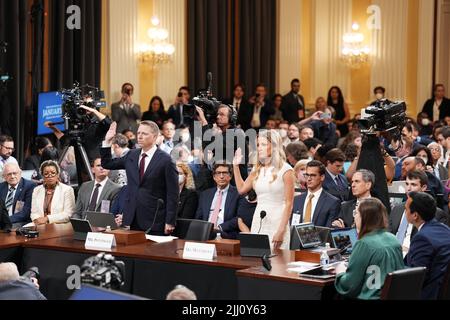 Washington, États-Unis. 21st juillet 2022. POOL REMOTE - NYTJAN6 - Matthew Pottinger, à gauche, et Sarah Matthews sont assermentés pour témoigner devant le comité spécial de la Chambre des communes sur l'attaque du 6 janvier contre le Capitole lors de l'audience du comité sur Capitol Hill, le jeudi 21 juillet 2022. (Photo de Doug Mills/The New York Times) crédit: SIPA USA/Alay Live News Banque D'Images