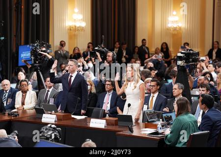 Washington, États-Unis. 21st juillet 2022. POOL REMOTE - NYTJAN6 - Matthew Pottinger, à gauche, et Sarah Matthews sont assermentés pour témoigner devant le comité spécial de la Chambre des communes sur l'attaque du 6 janvier contre le Capitole lors de l'audience du comité sur Capitol Hill, le jeudi 21 juillet 2022. (Photo de Doug Mills/The New York Times) crédit: SIPA USA/Alay Live News Banque D'Images