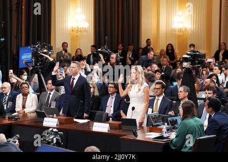 Washington, États-Unis. 21st juillet 2022. POOL REMOTE - NYTJAN6 - Matthew Pottinger, à gauche, et Sarah Matthews sont assermentés pour témoigner devant le comité spécial de la Chambre des communes sur l'attaque du 6 janvier contre le Capitole lors de l'audience du comité sur Capitol Hill, le jeudi 21 juillet 2022. (Photo de Doug Mills/The New York Times) crédit: SIPA USA/Alay Live News Banque D'Images