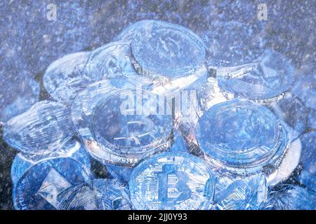 Concept pour Crypto hiver, Bitcoin dans la glace bleue. Le prix du Bitcoin s'est effondrent. Vue horizontale des jetons de crypto-monnaie, y compris Bitcoin, Ethererum Ripple et Litecoin vu d'en haut sur fond bleu de texture brillante Banque D'Images