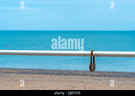 Rusty amour fond bleu mer floue vieille chaîne de jour clôture, concept métal cadenas de l'acier de l'horizon romantique, amoureux romantique. Fil d'eau d'été, Banque D'Images