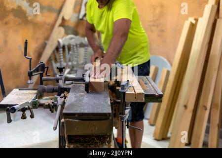 maître charpentier préparant le bois dans son atelier de travail Banque D'Images