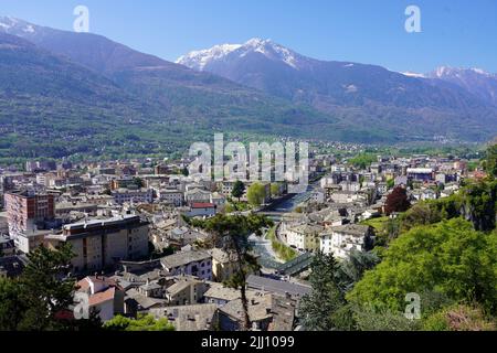 Vue panoramique aérienne de la ville de Sondrio dans la vallée de Valtellina, Lombardie, Italie Banque D'Images