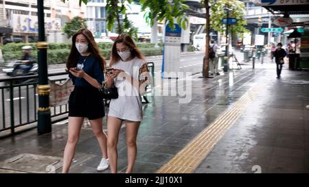 2 jeunes femmes portant un masque un jour de pluie Banque D'Images