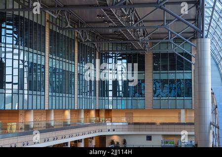 intérieur de bâtiment moderne. aéroport contemporain domodedovo hall intérieur avec personne, en verre, en acier et panneaux jaunes, avec panneau covid 19, wi Banque D'Images
