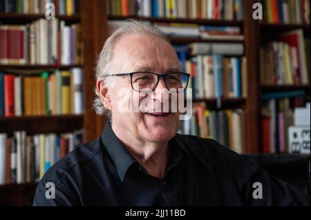 Berlin, Allemagne. 30th juin 2022. Sten Nadolny, écrivain, rit lors d'une interview dans son appartement. Nadolny n'a pas de pitié pour les personnages qu'il a créés lui-même, a déclaré l'auteur à la Deutsche presse-Agneur à Berlin peu avant son anniversaire de 80th (29 juillet 2022). (À dpa 'auteur Sten Nadolny: Am merciless with my novel characters') Credit: Christophe Gateau/dpa/Alay Live News Banque D'Images