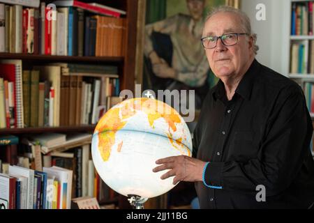 Berlin, Allemagne. 30th juin 2022. Sten Nadolny, écrivain, se tient devant un entretien dans son appartement. Nadolny n'a pas de pitié pour les personnages qu'il a créés lui-même, a déclaré l'auteur à la Deutsche presse-Agneur à Berlin peu avant son anniversaire de 80th (29 juillet 2022). (À dpa 'Writer Sten Nadolny: Am merciless with my novel characters') Credit: Christophe Gateau/dpa/Alay Live News Banque D'Images