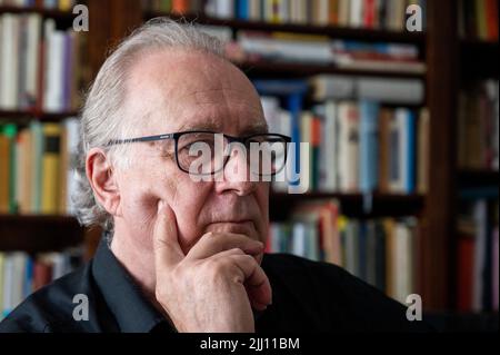 Berlin, Allemagne. 30th juin 2022. Sten Nadolny, écrivain, parle lors d'une interview dans son appartement. Nadolny n'a pas de pitié pour les personnages qu'il a créés lui-même, a déclaré l'auteur à la Deutsche presse-Agneur à Berlin peu avant son anniversaire de 80th (29 juillet 2022). (À dpa 'auteur Sten Nadolny: Am merciless with my novel characters') Credit: Christophe Gateau/dpa/Alay Live News Banque D'Images