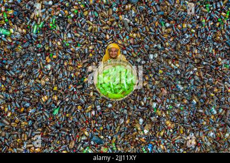 Travailleurs triant les bouteilles en plastique à la main dans une usine de recyclage, Bogura Bangladesh. Déchets plastiques, réutilisation, industrie verte, main-d'œuvre, nettoyage, durabilité Banque D'Images