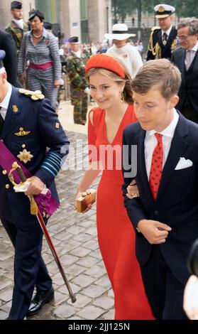 Le roi Philippe et la reine Mathilde de Belgique, ainsi que la princesse Eleonore, le prince Gabriel, la princesse Elisabeth, la duchesse du Brabant, et le prince Emmanuel, photographiés pendant la messe « te Deum » à la cathédrale Saint-Michel et Saint-Gudula marquant la Journée nationale belge, à Bruxelles, en Belgique, au 21 juillet 2022. Photo par Olivier Polet Banque D'Images