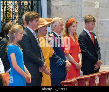 Le roi Philippe et la reine Mathilde de Belgique, ainsi que la princesse Eleonore, le prince Gabriel, la princesse Elisabeth, la duchesse du Brabant, et le prince Emmanuel, photographiés pendant la messe « te Deum » à la cathédrale Saint-Michel et Saint-Gudula marquant la Journée nationale belge, à Bruxelles, en Belgique, au 21 juillet 2022. Photo par Olivier Polet Banque D'Images
