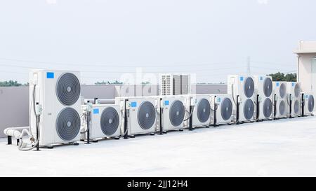 installation du compresseur de l'unité extérieure de climatisation à l'extérieur du bâtiment. Banque D'Images