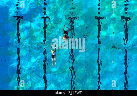 Alors que nous nous apprêtons à affronter la prochaine vague de chaleur, certains nageurs profitent d'un plongeon dans la piscine du Lido de Peterborough, à Peterborough, Cambridgeshire, au Royaume-Uni, sur 15 juillet 2022 Banque D'Images