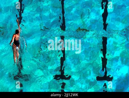 Alors que nous nous apprêtons à affronter la prochaine vague de chaleur, certains nageurs profitent d'un plongeon dans la piscine du Lido de Peterborough, à Peterborough, Cambridgeshire, au Royaume-Uni, sur 15 juillet 2022 Banque D'Images