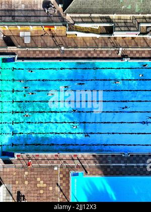 Alors que nous nous apprêtons à affronter la prochaine vague de chaleur, certains nageurs profitent d'un plongeon dans la piscine du Lido de Peterborough, à Peterborough, Cambridgeshire, au Royaume-Uni, sur 15 juillet 2022 Banque D'Images